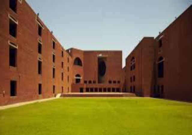 शुरुआत में केंद्र सरकार की नौकरियों में मिलता है अधिक वेतन : IIM A