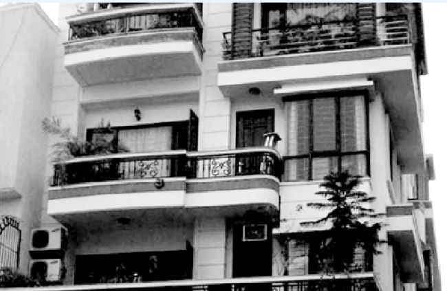 करोड़ों के फ्लैट्स किसके?