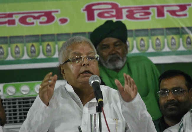 नीतीश से हुई है बात, अफसरों पर लगाम कसेगी सरकार : लालू