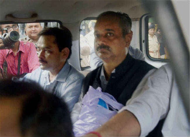 कोर्ट ने केजरीवाल के प्रधान सचिव व चार अन्य को पांच दिनों की सीबीआइ हिरासत में भेजा