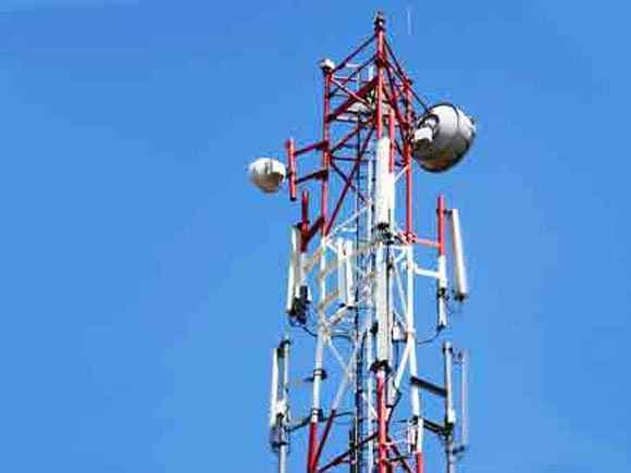 UP News: महराजगंज में 110 फीट ऊंचे मोबाइल टावर पर चढ़ी युवती, प्रेमी से शादी करने की जिद पर अड़ी, जानें मामला