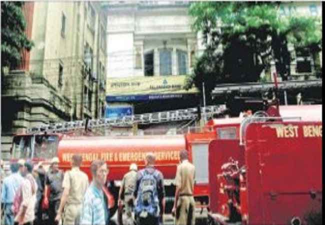 पश्चिम बंगाल : डलहौसी में बैंक के सर्वर रूम में लगी आग, भारी क्षति