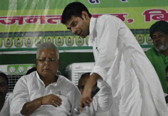 पत्रकार पर आक्रोशित हुए तेज प्रताप, मानहानि के मुकदमें की दी चेतावनी