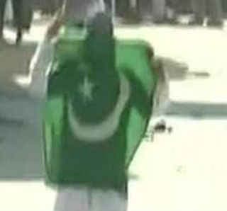 श्रीनगर में ईद की नमाज के बाद झड़प, लहराये गए पाकिस्तानी झंडे