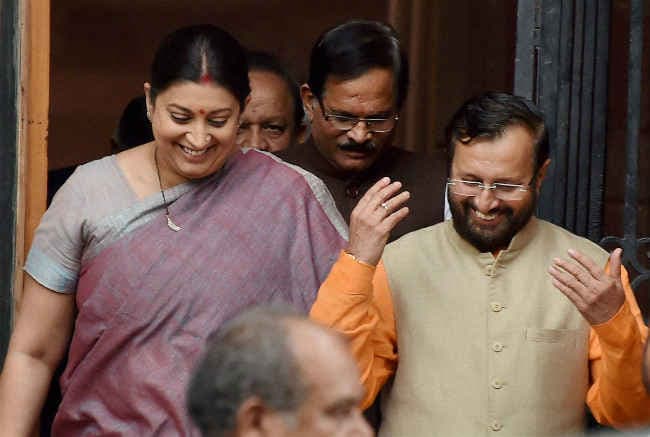 ...तो इन कारणों से स्मृति ईरानी के बदले प्रकाश जावड़ेकर को मिली एचआडी मिनिस्ट्री
