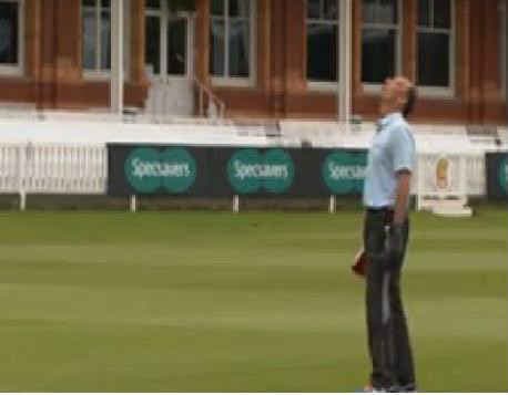 48 साल की उम्र में नासिर हुसैन ने 150 फुट ऊंचा कैच लपका, बनाया वर्ल्‍ड रिकॉर्ड