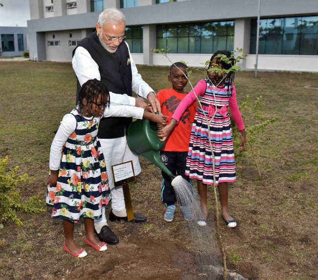 भारत ने मोजांबिक को 30 एसयूवी सौंपे, 45 लाख अमेरिकी डॉलर की अनुदान सहायता पूरी की