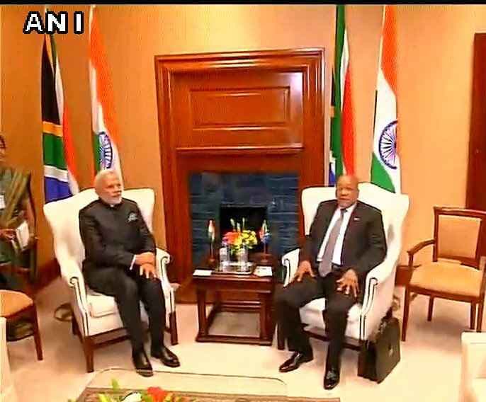 पीएम मोदी ने दक्षिण अफ्रीका के राष्ट्रपति से मुलाकात की