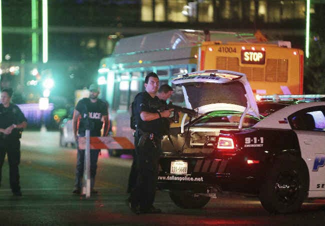 डलास में पुलिसकर्मियों पर गोलीबारी करने वाला व्यक्ति अफगानिस्तान में तैनात सेना में था रिजर्विस्ट
