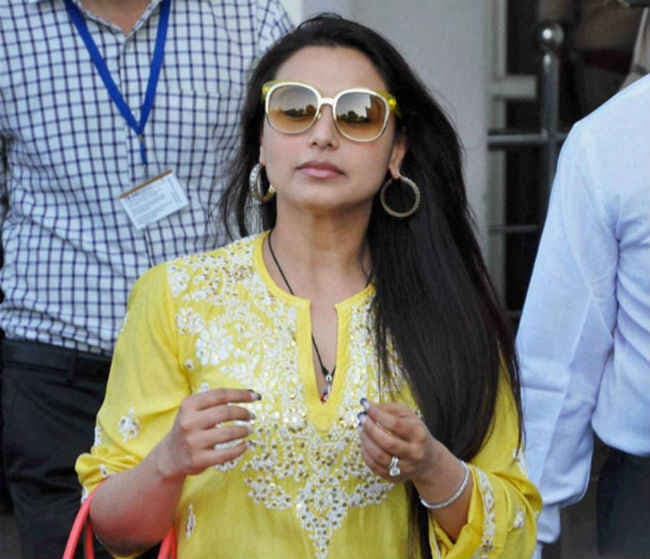 आदिरा के जन्‍म के बाद पहली बार कैमरे में कैद हुई रानी मुखर्जी, देखें तसवीर