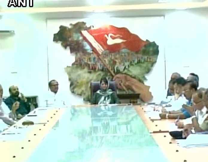 जम्मू कश्मीर में कैबिनेट की बैठक राज्य के ताजा हालात पर चर्चा, कई इलाकों में हिंसक झड़प