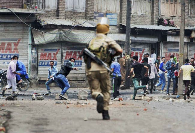 कश्मीर हिंसा : छह और लोगों की मौत, मृतकों की संख्या 21 हुई