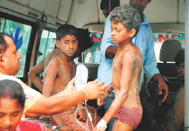 बिहार : बरात गाड़ी की छत से सटा तार, बस में दौड़ा करेंट, एक दर्जन बच्चे-बड़े झुलसे