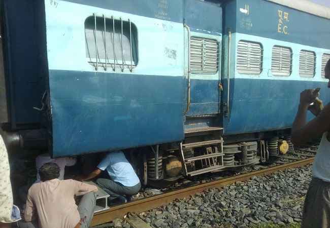 बिहार : गया-डेहरी पैसेंजर ट्रेन की बोगी पटरी से उतरी