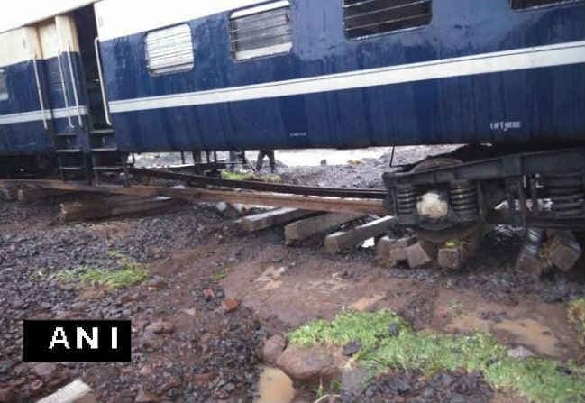 भारी बारिश से सूरत-नंदुरबार यात्री ट्रेन पटरी से उतरी, कोई हताहत नहीं