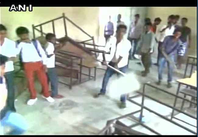 बिहार : नालंदा में एजुकेशनल टूर कैंसिल होने पर छात्राें का हंगामा, स्कूल में तोड़फोड़