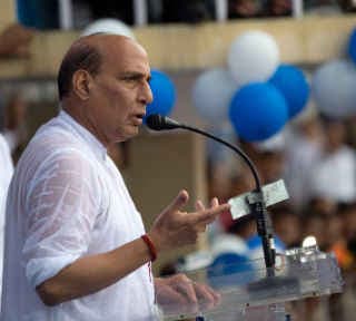 जम्मू-कश्मीर हिंसा को लेकर गृह मंत्री ने सोनिया गांधी और उमर अब्दुल्ला से की बात