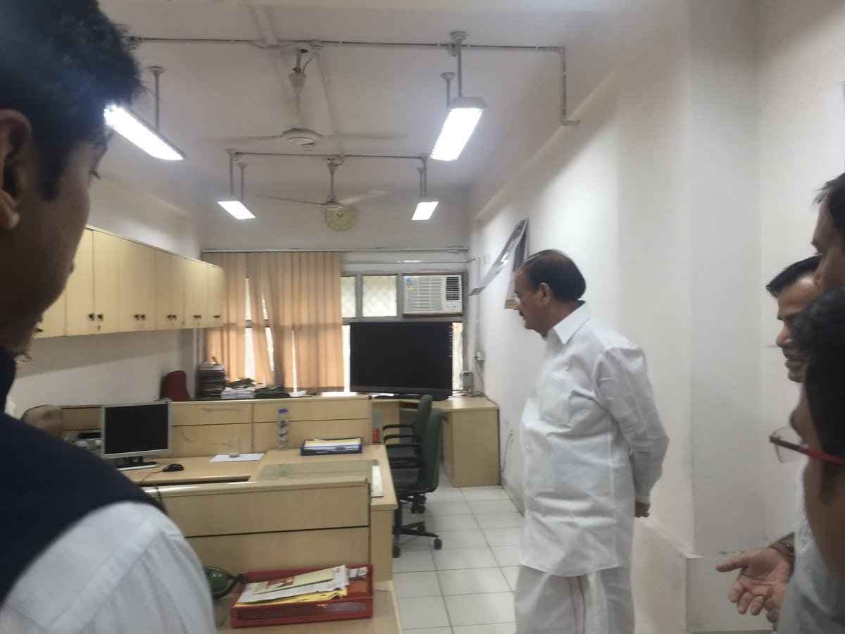 नायडू ने किया सूचना प्रसारण मंत्रालय का औचक निरीक्षण, लेटलतीफ लापरवाह कर्मियों को पकड़ा