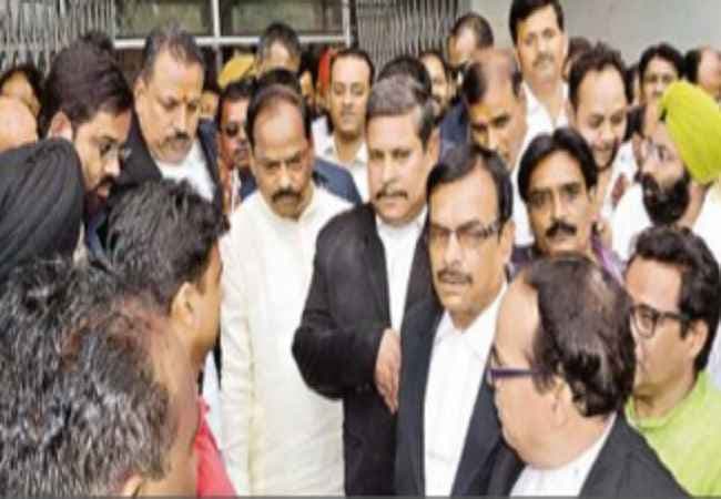 कोर्ट में पेश हुए सीएम रघुवर दास, खुद को बताया निर्दोष