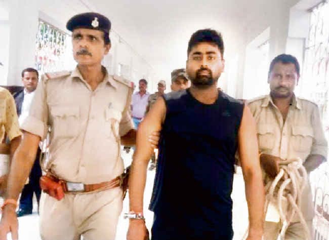 पूछताछ में मुकेश पाठक ने लिये पूर्व मंत्री व विधान पार्षद के नाम