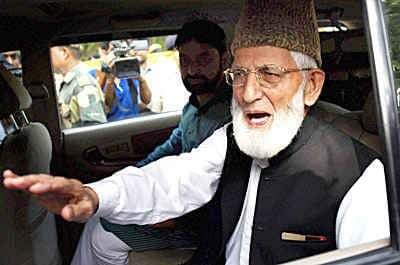 कश्मीर हिंसा: कर्फ्यू जारी, मरने वालों की संख्या हुई 34, सैयद अली शाह गिलानी गिरफ्तार