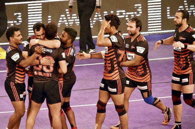 प्रो कबड्डी टीम यू मुंबा बेघर कुत्तों को गोद लेने की मुहिम से जुड़ी