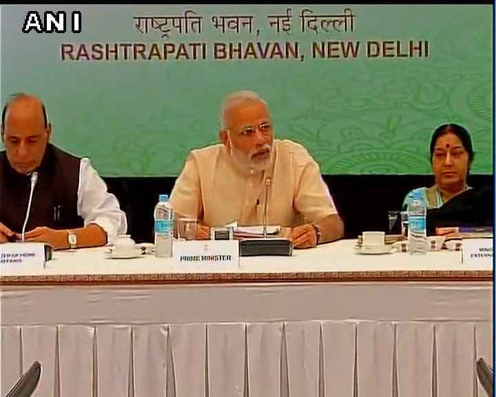 विकास तभी संभव है जब केंद्र और राज्य सरकारें मिलकर चलें: नरेंद्र मोदी