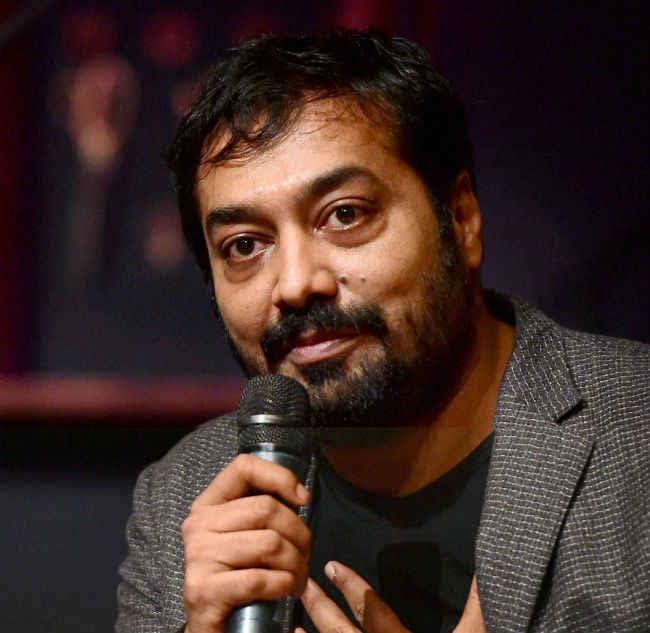 बीच सड़क पर इस लड़की को किस करते दिखे अनुराग कश्‍यप, फोटो हुई वायरल