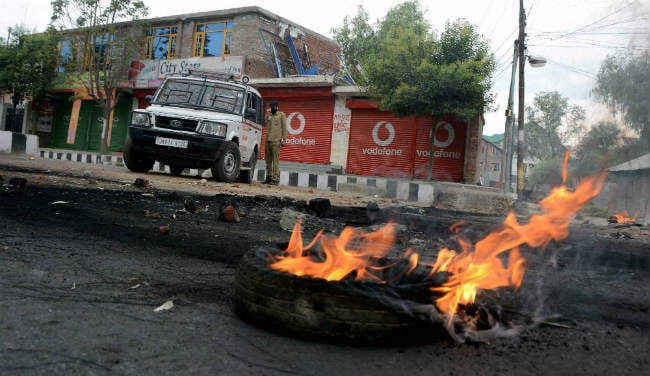 कश्मीर हिंसा में अबतक 39 की मौत, कर्फ्यू जारी, अखबार जब्त