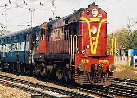 अब ट्रेनों के गेट या पायदान पर खड़े मिले, तो हो जायेंगे ‘अंदर’