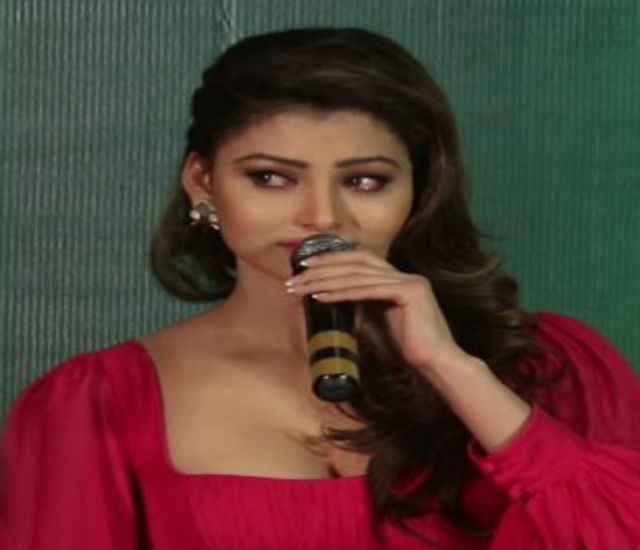 ..और प्रेस कॉफ्रेंस में ही रोने लगीं "Great Grand Masti" की हिरोइन