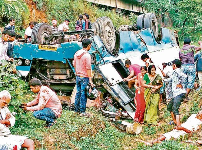 कोडरमा में पलटी बस दो दर्जन यात्री घायल