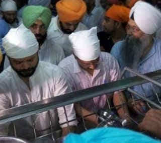 स्वर्ण मंदिर पहुंचे केजरीवाल, मैनिफेस्टो विवाद पर मांगी माफी, जानें फिर कैसे हो गया विवाद