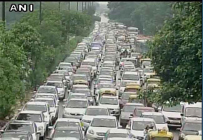 दिल्ली में बारिश का असर, कई जगह लगा जाम