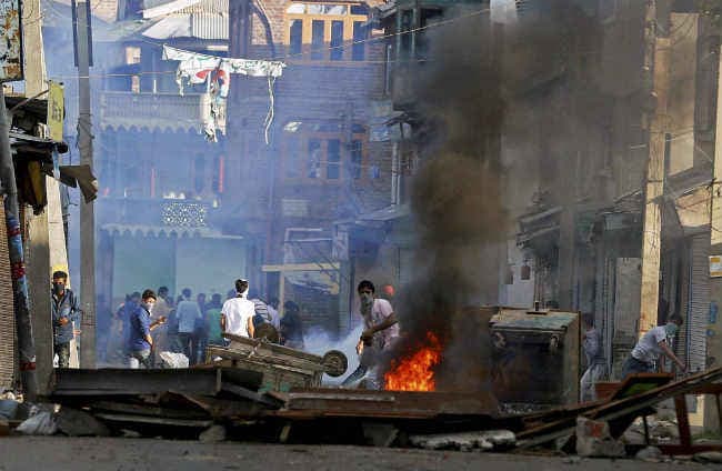 कश्मीर घाटी में झड़पों में दो की मौत, पथराव में पीडीपी विधायक घायल