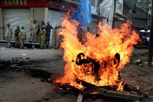 कश्मीर में कर्फ्यू जारी, मृतक संख्या 42 तक पहुंची