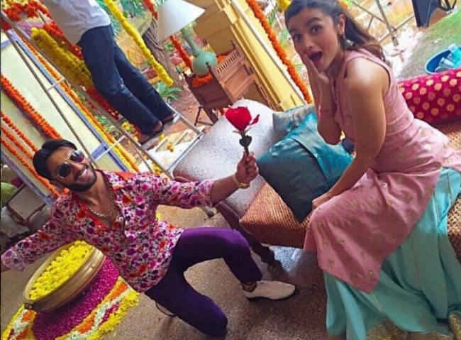 जानें, किस अभिनेत्री को फूल देकर प्रपोज कर रहे हैं रणवीर सिंह ?