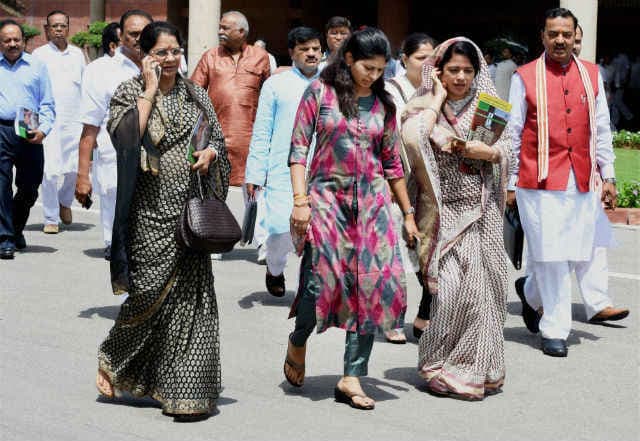 माननीयों ने कहा बढ़े हमारी तनख्वाह, कैबिनेट सचिव से दें ज्यादा पैसे