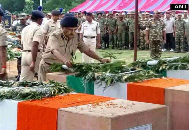 बिहार : नक्सलियों के साथ मुठभेड़ में शहीद CRPF के 10 जवानों को दी गयी अंतिम सलामी