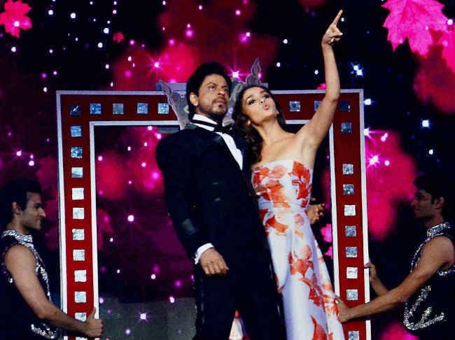 शाहरुख-आलिया की ‘डियर जिंदगी'' का पोस्‍टर जारी, जानें कब रिलीज होगी फिल्‍म ?