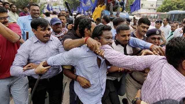 दलितों से मारपीट: प्रदर्शनों के बीच 9 युवकों ने की आत्महत्या की कोशिश