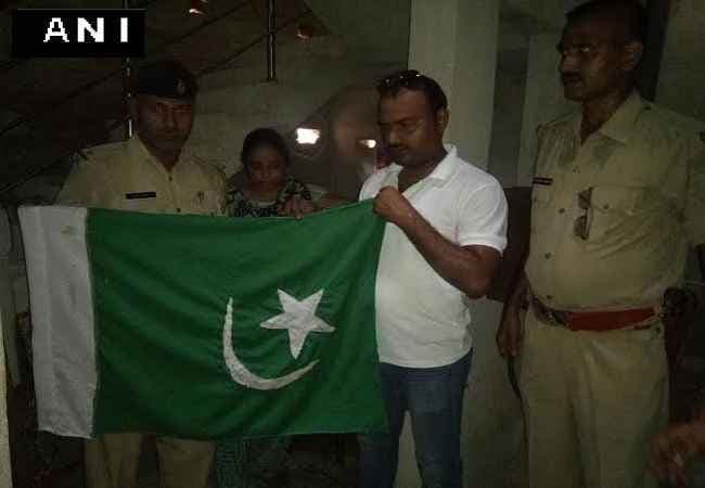 बिहार : नालंदा में लहराया पाकिस्तान का झंडा, गिरिराज ने कहा- बर्दाश्त नहीं करेगा देश