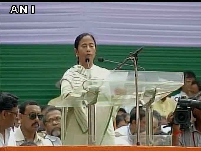 केंद्र सरकार की नीतियों के कारण बंगाल सहित कई राज्यों की हालत खराब : ममता