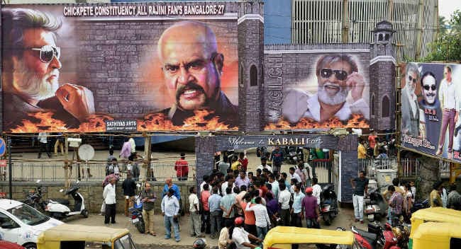 देशभर में रिलीज हुई रजनीकांत की ‘कबाली'', टिकट लेने की जद्दोजहद में दिखे फैंस