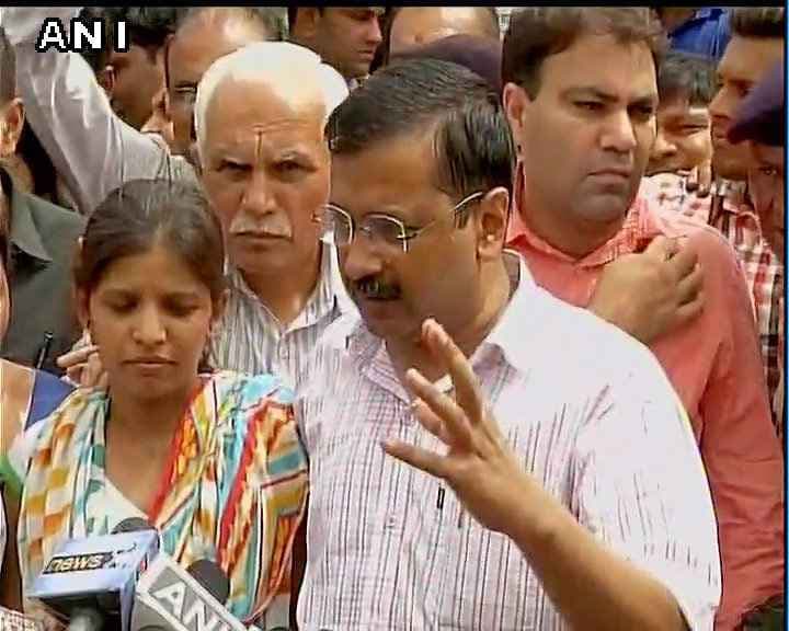 केजरीवाल ने हेडकांस्टेबल के कथित हत्यारे दलित युवक से की मुलाकात, हंगामा