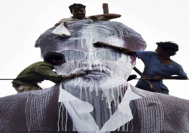 दक्षिण में रजनीकांत के कबाली की धूम, पुडुचेरी में किरण बेदी ने बांटे 147 टिकट