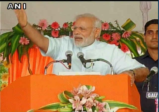 प्रधानमंत्री ने गोरखपुर यूरिया कारखाने के पुनरुद्धार के लिये आधारशिला रखी