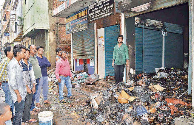 दो दुकानों में आग लगायी 10 को जलाने की कोशिश