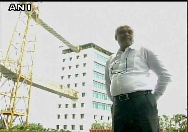 कर्मचारियों को फ्लैट व कार बांटने वाले ढोलकिया अपने बेटे को इस तरह दे रहे हैं ट्रेनिंग