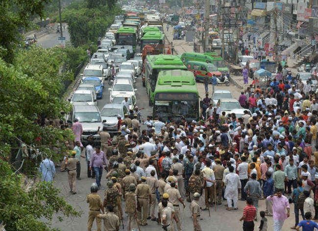 एक ही दिन ‘आप'' के दो विधायक गिरफ्तार, भड़के केजरीवाल, कार्यकर्ताओं पर प्राथमिकी